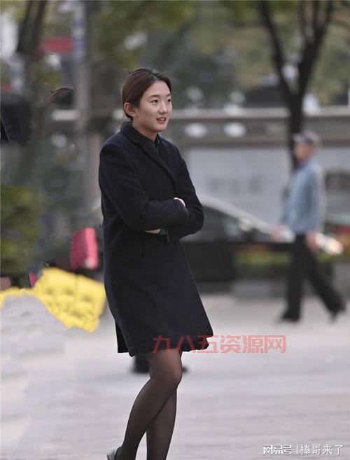 人妻熟丝祙美，黑丝高跟鞋下的迷人双腿